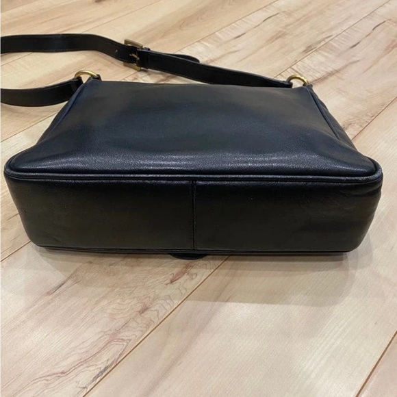 Gucci Black Shoulder Bag with Red and Green Stripe - Picture 10 of 16